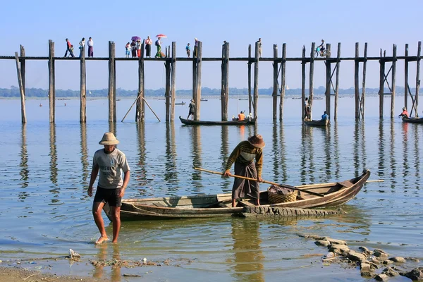 Místní muži ve člunu poblíž mostu u bein, amarapura, myanmar — Stock fotografie