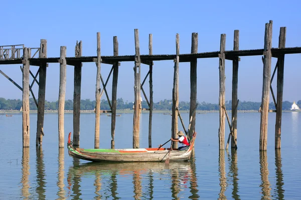 Místní muž v loďce u mostu u bein, amarapura, myanmar — Stock fotografie