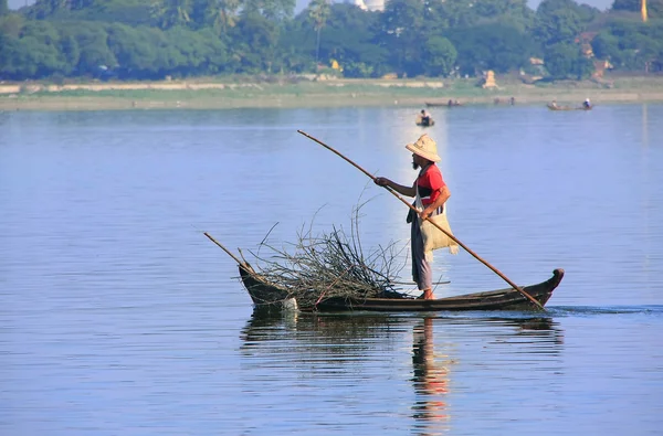 Místní muž v loďce u mostu u bein, amarapura, myanmar — Stock fotografie