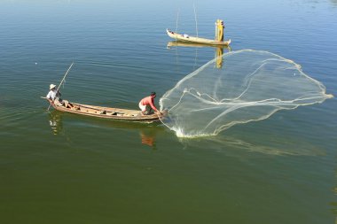 Yerel adam net bir tekne, amarapura, myanmar ile Balık tutma