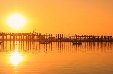 renkli günbatımında u bein Köprüsü, amarapura, myanmar