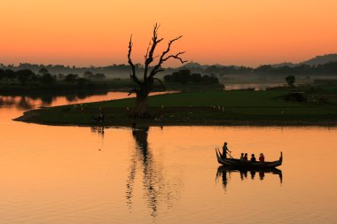 renkli günbatımında lake, amarapura, myanmar