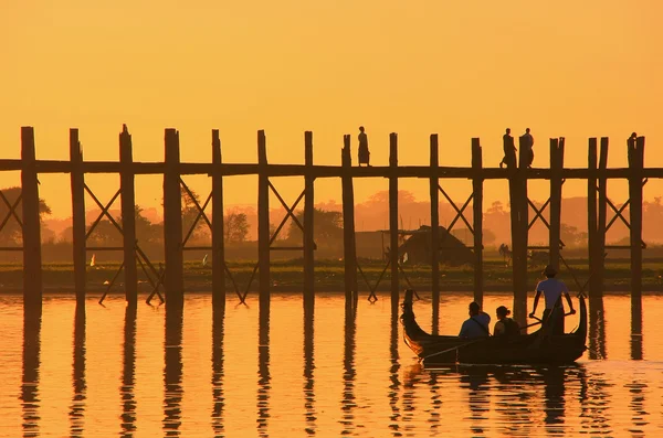 Personas siluetas en U Bein Bridge al atardecer, Amarapura, Myanmar — Foto de Stock