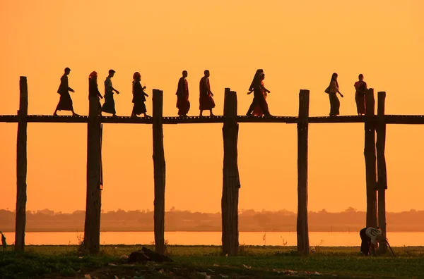Siluetu lidí na mostě u bein při západu slunce, amarapura, myanma — Stock fotografie