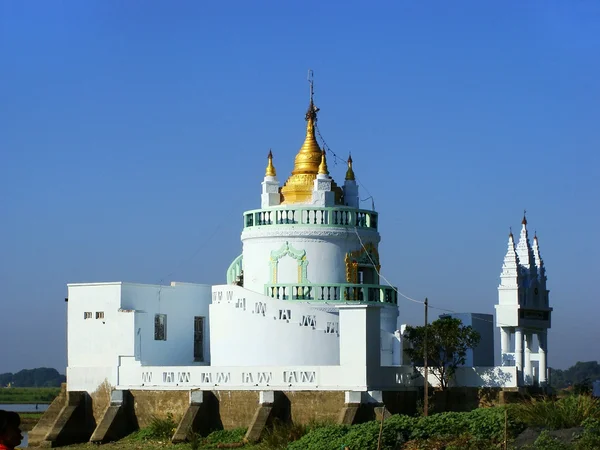 Biały buddyjskiej świątyni, amarapura, myanmar — Zdjęcie stockowe