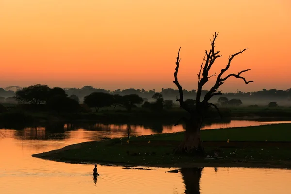 Fargerik solnedgang ved innsjøen, Amarapura, Myanmar – stockfoto