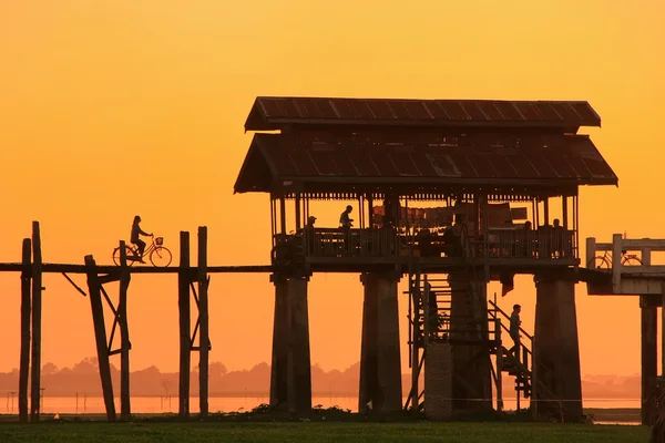 Färgstark solnedgång vid u bein bridge, amarapura, myanmar — Stockfoto