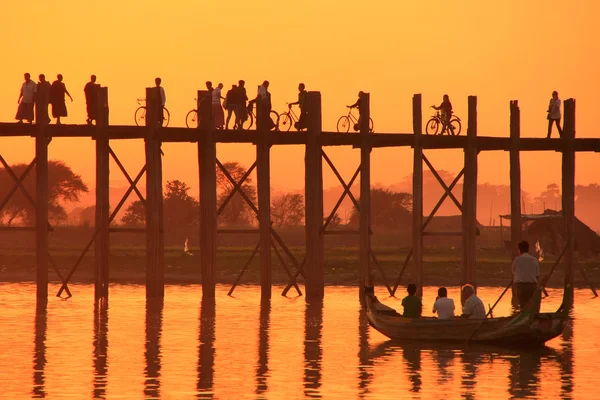 Siluetu lidí na mostě u bein při západu slunce, amarapura, myanma — Stock fotografie