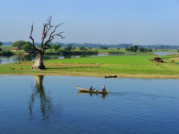 Houten boot op het meer, amarapura, myanmar — Stockfoto