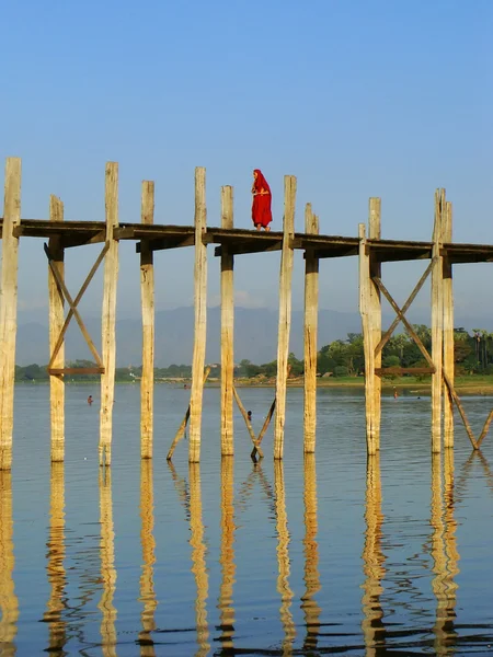 仏教修道士 u bein 橋、アマラプラ、ミャンマーの上を歩いて — ストック写真