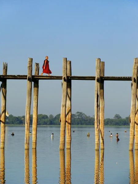 Буддийский монах, идущий по мосту U Bein, Амарапура, Мьянма — стоковое фото