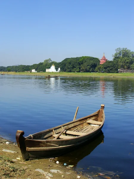 Träbåt vid sjön, Amarapura, Myanmar — Stockfoto