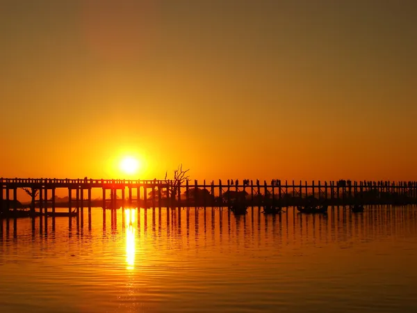 Красочный закат на U Bein Bridge, Амарапура, Мьянма — стоковое фото