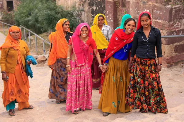 Mujeres indias en saris coloridos subiendo las escaleras en Ranthamb —  Fotos de Stock