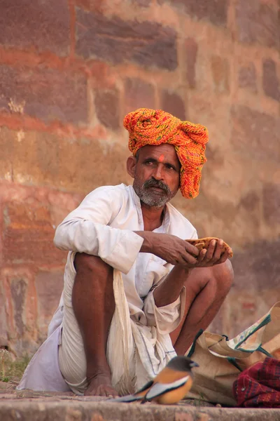 Hombre indio sentado en el Fuerte Ranthambore, India — Foto de Stock