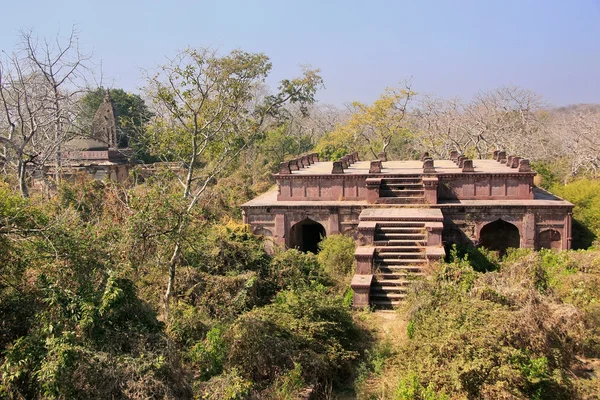 Stará budova obklopená stromy, pevnosti Ranthambore, Indie — Stock fotografie