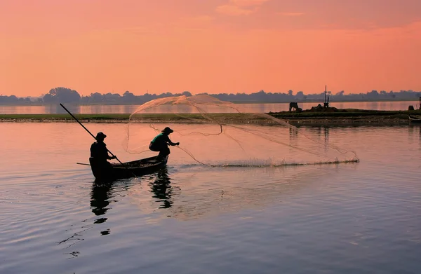 Pêche locale avec filet à partir d'un bateau, Amarapura, Myanmar — Photo