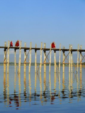 Budist rahipler yürüyüş u bein Köprüsü, amarapura, myanmar