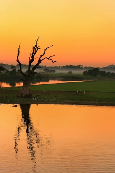 Красочный закат на озере, Амарапура, Мьянма — стоковое фото
