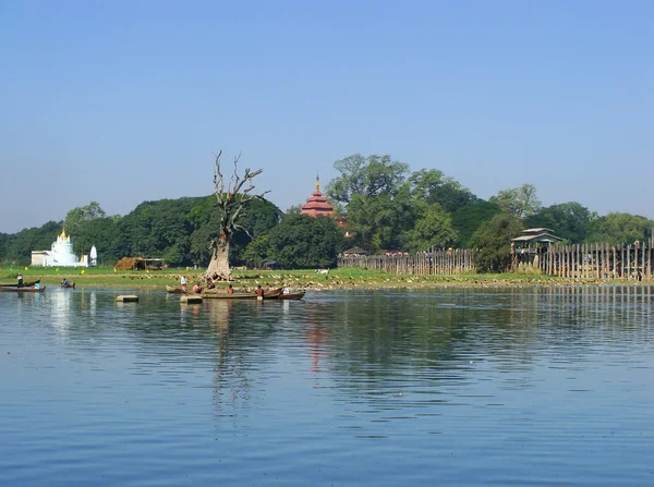 U Bein ブリッジ湖、アマラプラ、ミャンマーの — ストック写真