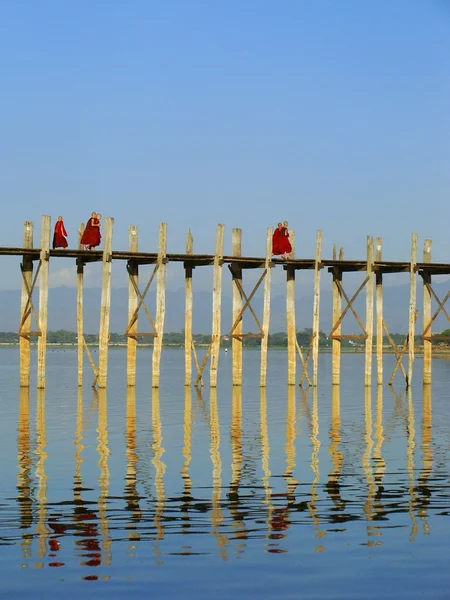 Monaci buddisti che camminano sul ponte U Bein, Amarapura, Myanmar — Foto Stock