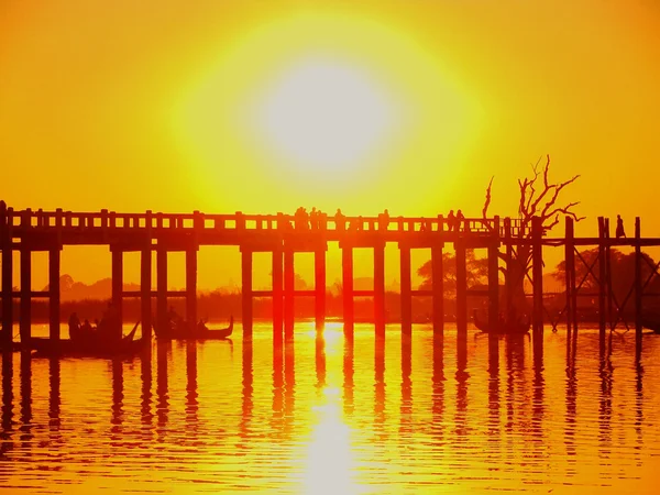 Färgstark solnedgång vid u bein bridge, amarapura, myanmar — Stockfoto