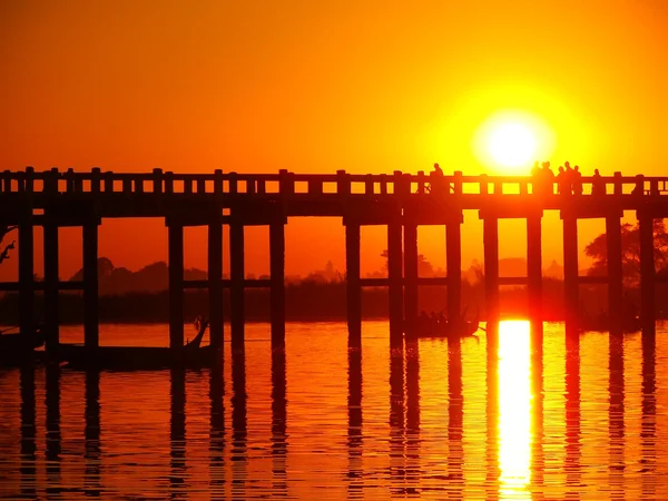 Färgstark solnedgång vid u bein bridge, amarapura, myanmar — Stockfoto
