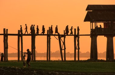 u bein Köprüsü'nde günbatımı, amarapura, myanma kontrast insanlar