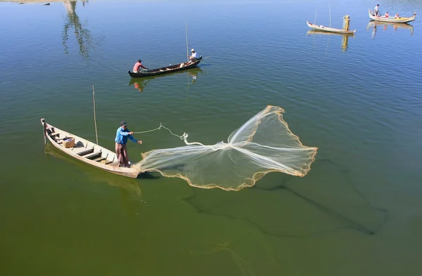 Homem local que pesca com uma rede de um barco, Amarapura, Myanmar — Fotografia de Stock