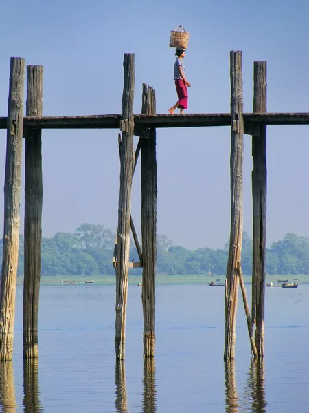 Mulher local com cesta na cabeça andando na ponte U Bein, Am — Fotografia de Stock