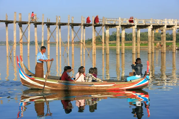 Skupina turistů v lodi poblíž mostu u bein, amarapura, myanm — Stock fotografie