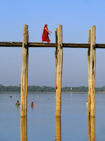 Monjes budistas caminando sobre el puente U Bein, Amarapura, Myanmar — Foto de Stock