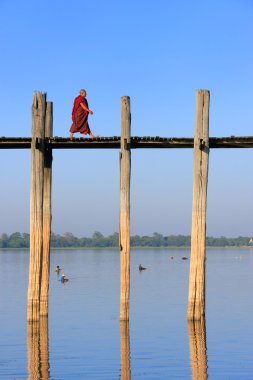 Budist rahip yürüyüş u bein Köprüsü, amarapura, myanmar