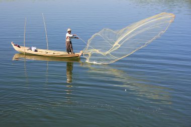 Yerel adam net bir tekne, amarapura, myanmar ile Balık tutma