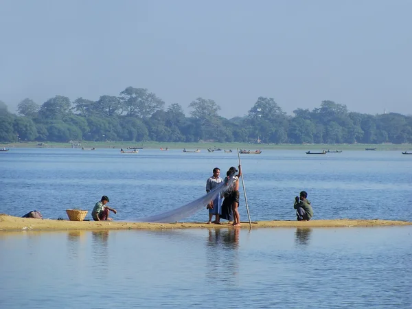 Lokale bevolking vissen door de lake, amarapura, myanmar — Stockfoto