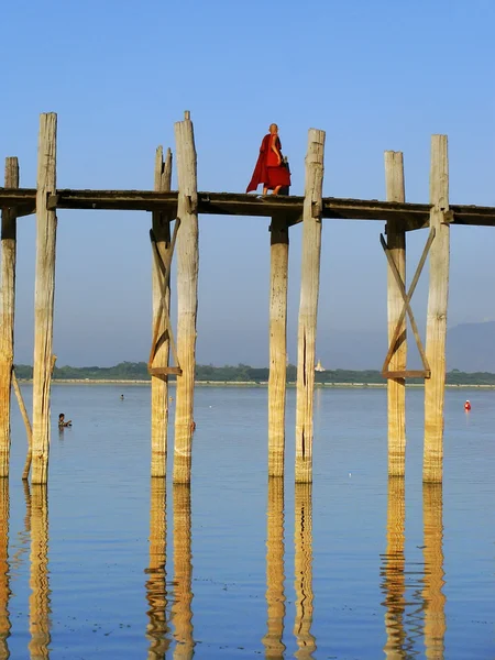 Monge budista caminhando na ponte U Bein, Amarapura, Mianmar — Fotografia de Stock