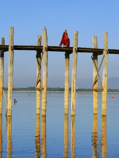 Buddhistischer Mönch auf der U-Bein-Brücke, Amarapura, Myanmar — Stockfoto