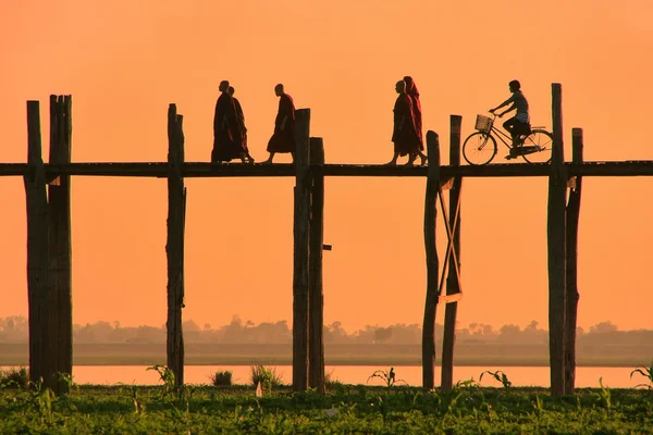 Persone sagomate sul ponte U Bein al tramonto, Amarapura, Myanma — Foto Stock