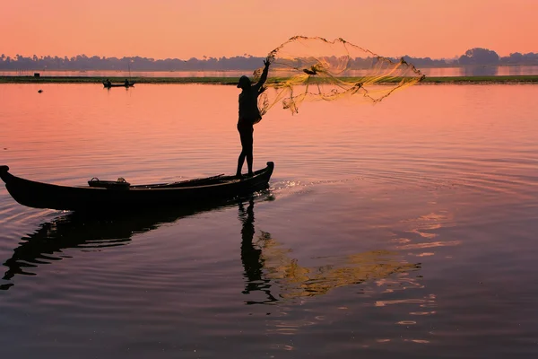 Lokale man vissen met een net, amarapura, myanmar — Stockfoto