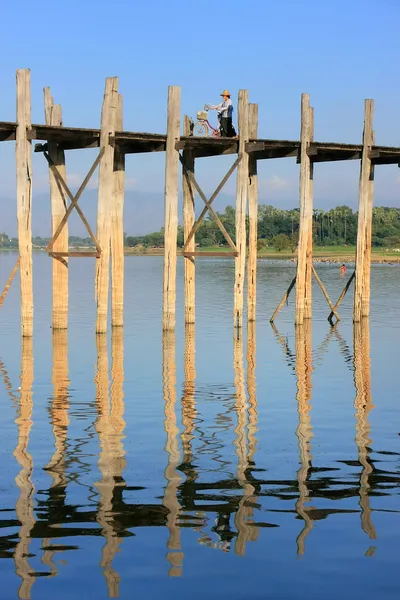 Pessoa com uma bicicleta na ponte U Bein, Amarapura, Mianmar — Fotografia de Stock
