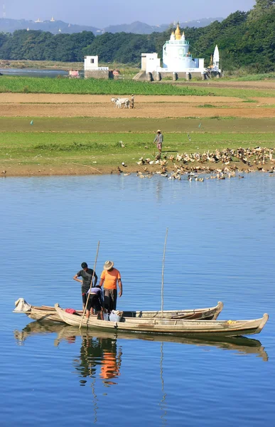 Bir tekne yakındaki u bein Köprüsü, amarapura, myanmar'ın yerel erkeklerde — Stok fotoğraf