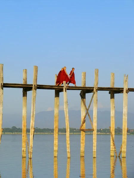 Βουδιστές μοναχοί περπάτημα στο u bein γέφυρα, amarapura, Μιανμάρ — Φωτογραφία Αρχείου