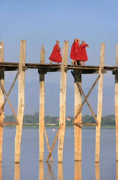 Boeddhistische monniken lopen op u bein brug, amarapura, myanmar — Stockfoto