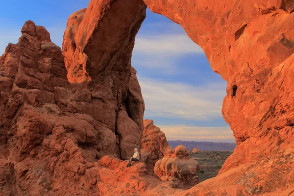 Södra fönstret arch glödande på sunrise, arches national park, utah — Stockfoto