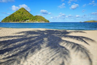 Grenada Adası 'ndaki Levera Plajı. Grenada' daki Sugar Loaf Adası manzaralı..