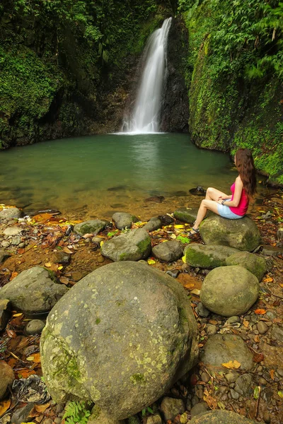 Mujer Joven Sentada Seven Sisters Falls Isla Granada Granada —  Fotos de Stock