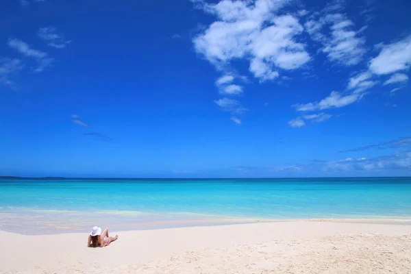 Woman Relaxing Fayaoue Beach Coast Ouvea Lagoon Mouli Ouvea Islands — Stock Photo, Image