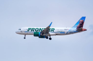 DENVER, ABD-OCTOBER 17: Airbus A320 Boz Ayı Jojo 17 Ekim 2020 'de Denver Uluslararası Havalimanı, Colorado yakınlarında hudut sinekleri tarafından işletilmiştir. Frontier Havayolları, Amerikan ultra düşük maliyetli bir havayolu şirketi..