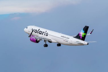 Volaris tarafından işletilen Airbus A320, 17 Ekim 2020 'de Denver Uluslararası Havalimanı' ndan havalanır. Volaris, Mexico City merkezli düşük maliyetli bir havayolu şirketi..