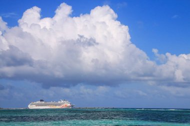 COSTA MAYA, MEXICO-FEBRUARY 9: Karayip denizi manzarası ve 9 Şubat 2020 'de Kosta Maya, Meksika' daki Mahahual köyünden bir yolcu gemisi. Mahahual artık hızla gelişen bir turizm merkezi..